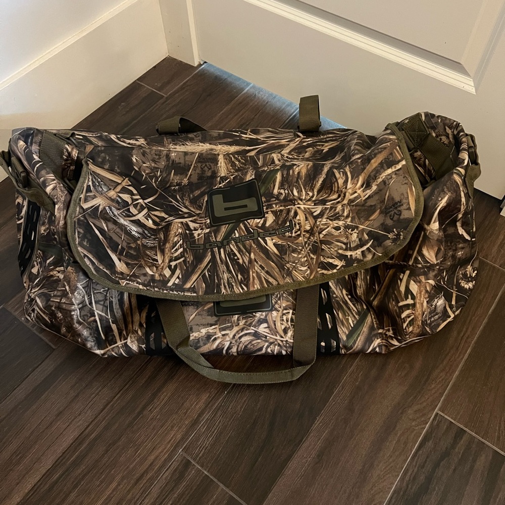 Banded waterproof hunting trip duffel bag